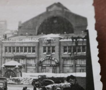 Preview: altes Foto - erhängter Partisan ??? Stadt ?? großes Gebäude - Russland ?